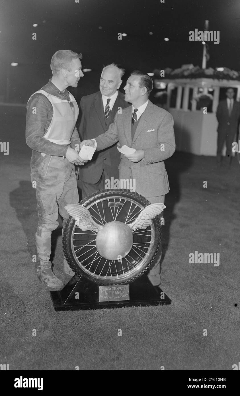 LE COMÉDIEN DE TÉLÉVISION ET DE CINÉMA NORMAN WISDOM REMET UN CHÈQUE ET UN TROPHÉE AU SUÉDOIS OVE FUNDIN LE 18 SEPTEMBRE 1960 Banque D'Images