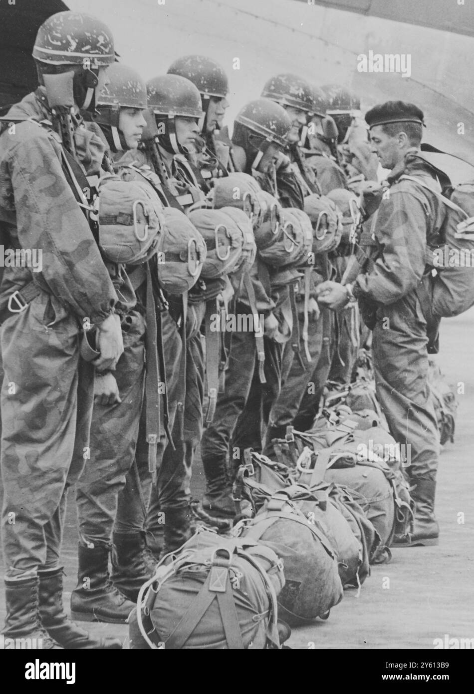 DES PARACHUTISTES DE L'ARMÉE FONT UNE DÉMONSTRATION LE 18 AOÛT 1960 Banque D'Images
