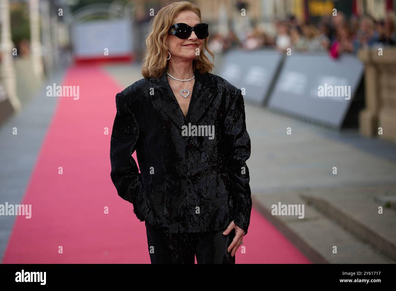 Donostia-Saint-Sébastien, pays Basque, Espagne. 22 septembre 2024. Festival du film. SSIFF 72. Isabelle Huppert (actrice) au tapis rouge sur le Victoria Eugenia Theatre pour le film sud-coréen 'Yeohaengjaui pilyo/A Traveler's Needs', qui fait partie de la section Perlak de la 72ème édition du San Sebastián International film Festival Zinemaldia, à Donostia-San Sebastian le 22 septembre 2024. Crédit : Iñigo Alzugaray/cordon Press crédit : CORDON PRESS/Alamy Live News Banque D'Images