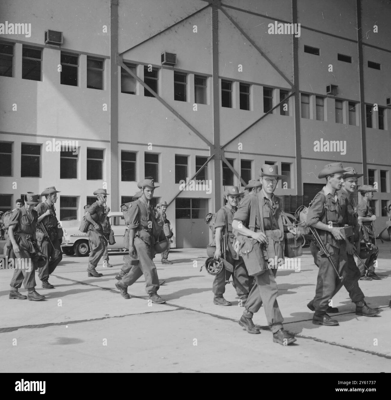 LES PARACHUTISTES DE L'ARMÉE ARRIVENT À L'AÉROPORT LE 15 JUILLET 1960 Banque D'Images