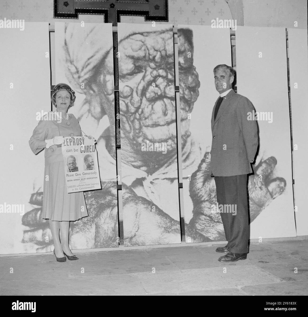 L'ACTRICE EVELYN LAYE AVEC REV WILLIAMS À L'EXPOSITION À LONDRES / 5 JUILLET 1960 Banque D'Images