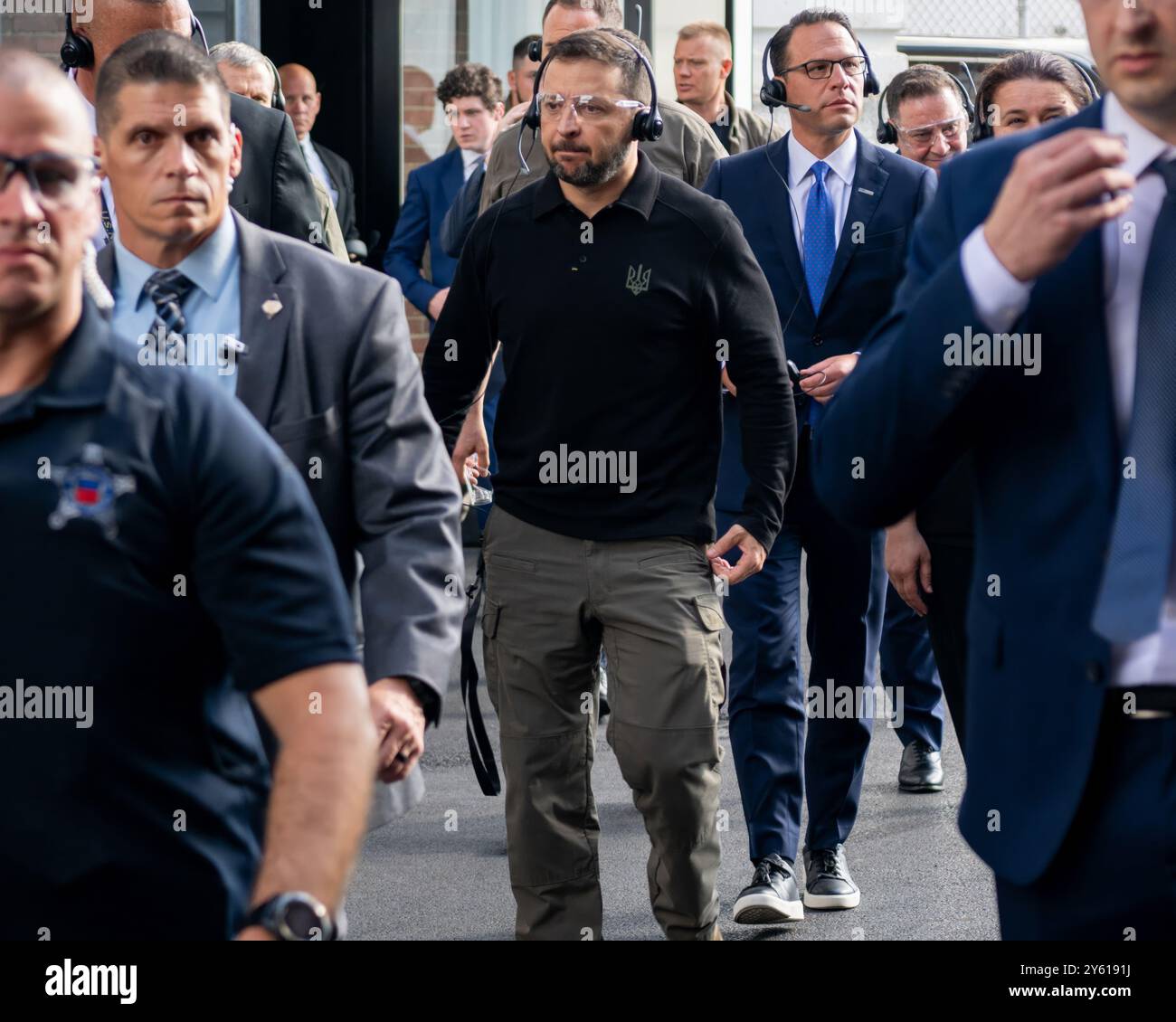 Scranton, États-Unis. 22 septembre 2024. Le président ukrainien Volodymyr Zelenskyy, au centre, visite le processus de production de cartouches de projectiles à l'usine de munitions de l'armée de Scranton, le 22 septembre 2024 à Scranton, en Pennsylvanie. Crédit : SSGT. Deonte Rowell/U. S Army photo/Alamy Live News Banque D'Images