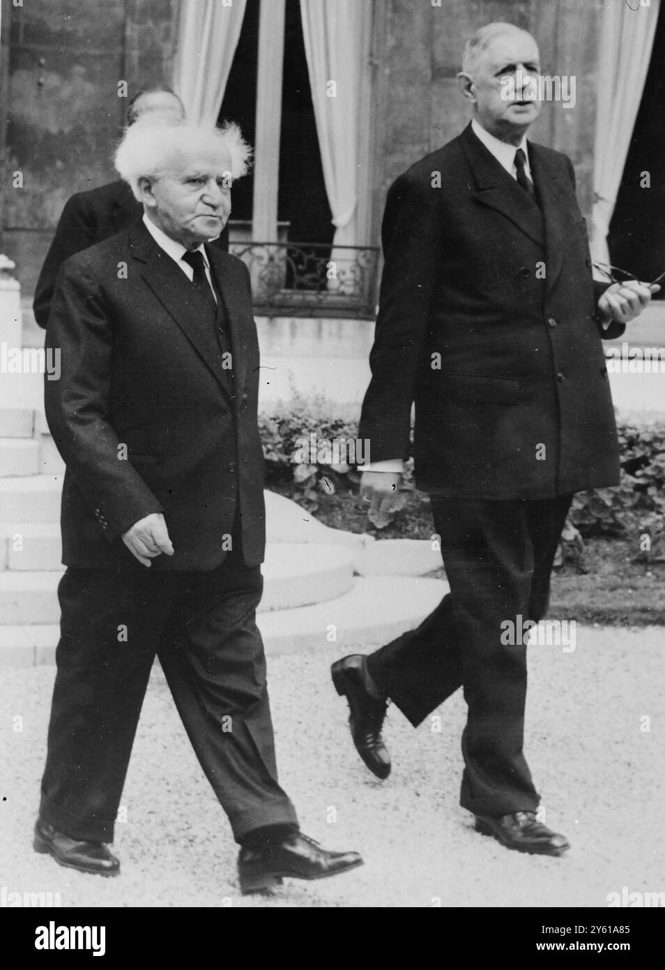 ISRAËL LE PREMIER MINISTRE DAVID BEN GOURION S'ENTRETIENT AVEC LE GÉNÉRAL CHARLES DE GAULLE AU PALAIS DE L'ELYSÉE, PARIS, FRANCE / 14 JUIN 1960 Banque D'Images