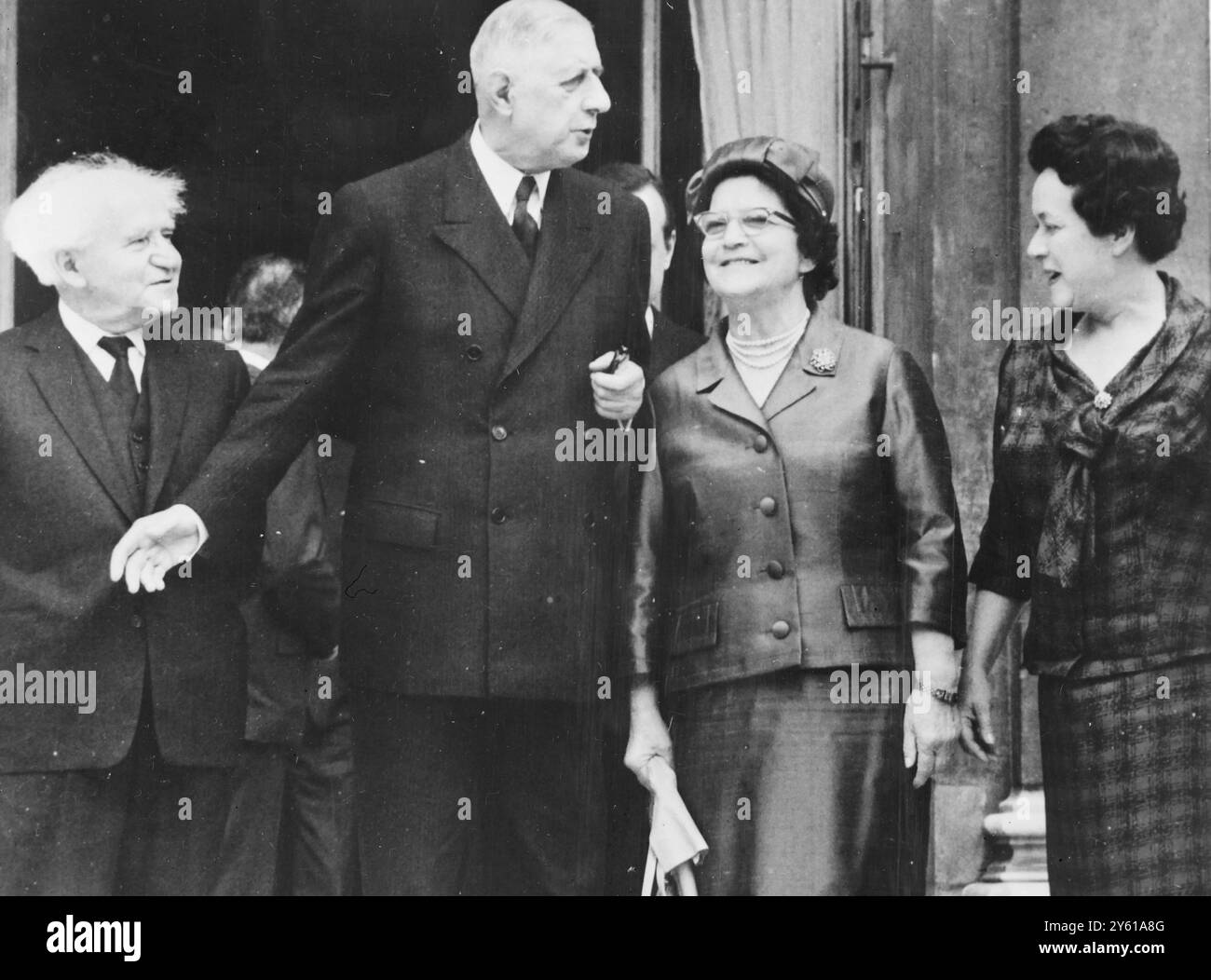 ISRAËL LE PREMIER MINISTRE DAVID BEN GOURION S'ENTRETIENT AVEC LE GÉNÉRAL CHARLES DE GAULLE AU PALAIS DE L'ELYSÉE, PARIS, FRANCE / 14 JUIN 1960 Banque D'Images