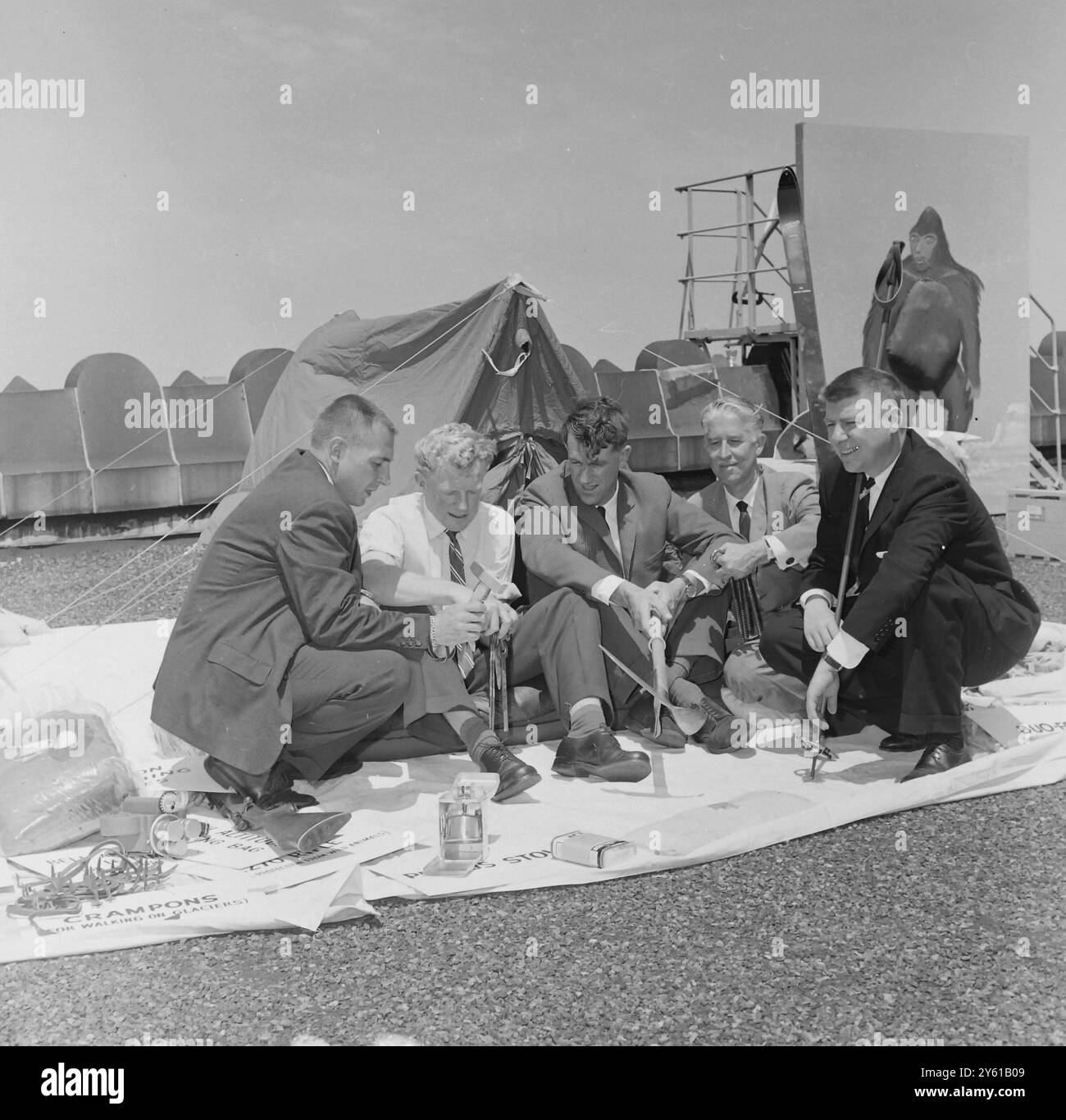 LE CONQUÉRANT DE L'EVEREST SIR HILLARY EDMUND PRÉPARE UNE ABOMINABLE EXPÉDITION DE BONHOMMES DE NEIGE / 7 JUIN 1960 Banque D'Images