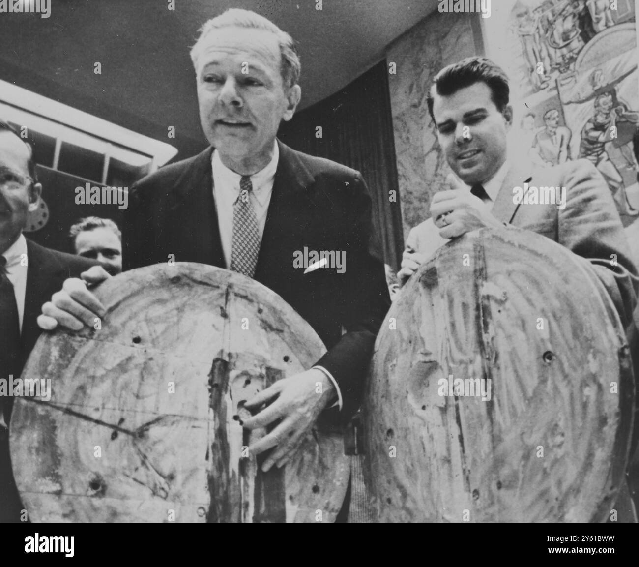 Les Russes ont planté le 'MIC' Lodge raconte à l'UNNew York : M. Henry Cabot Lodge , délégué des Etats-Unis aux Nations Unies , pointe le micro dissimulé dans la réplique en bois du Grand Sceau des Etats-Unis, accroché dans le bureau de l'ambassadeur à l'ambassade des Etats-Unis à Moscou . M. Lodge a déclaré au Conseil de sécurité des Nations Unies à New York - où cette photo a été prise aujourd'hui - que la Russie avait placé le micro dans la réplique qui avait été présentée à l'ambassadeur américain. Les correspondants disent qu'il y a eu des rapports il y a quatre ans à Moscou qu'un tel U.S.seal avait été placé en th Banque D'Images