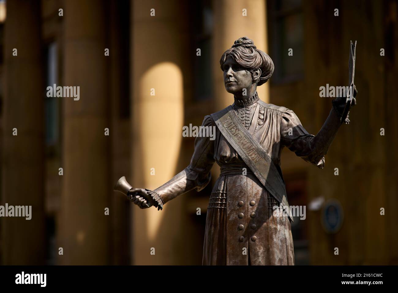 Statue d'Oldham suffragette Annie Kenney devant l'ancien hôtel de ville, Oldham, Royaume-Uni par l'artiste Denise Dutton Banque D'Images