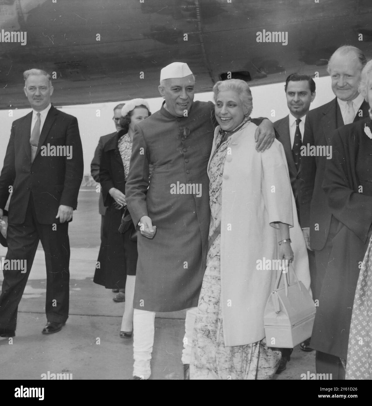 LE PREMIER MINISTRE INDIEN SHRI JAWAHARLAL NEHRU AVEC SA SŒUR HUTHEE SINGH/ 16 MAI 1960 Banque D'Images