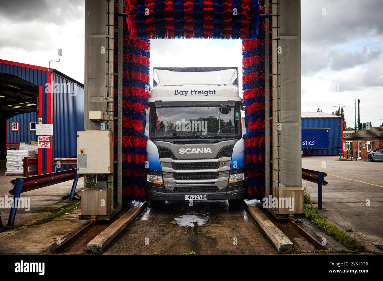 Dépôt de fret Kinaxia Bay à Stalybridge utilisant le lavage de camion Banque D'Images