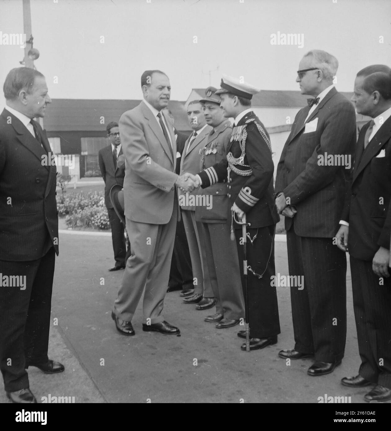 PRÉSIDENT DU PAKISTAN FIELD MARSHAL AYUB KHAN À L'AÉROPORT DE LONDRES / 16 MAI 1960 Banque D'Images