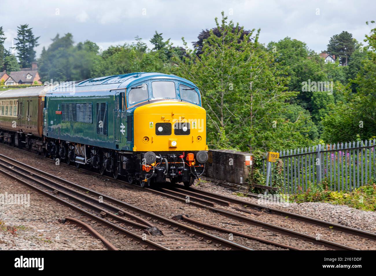 Préservé classe 45 (BR type 4) 45118 L'artilleur royal. Communément appelé a Peak, on le voit traverser le viaduc de Chirk sur un train d'essai de Crewe HC t Banque D'Images