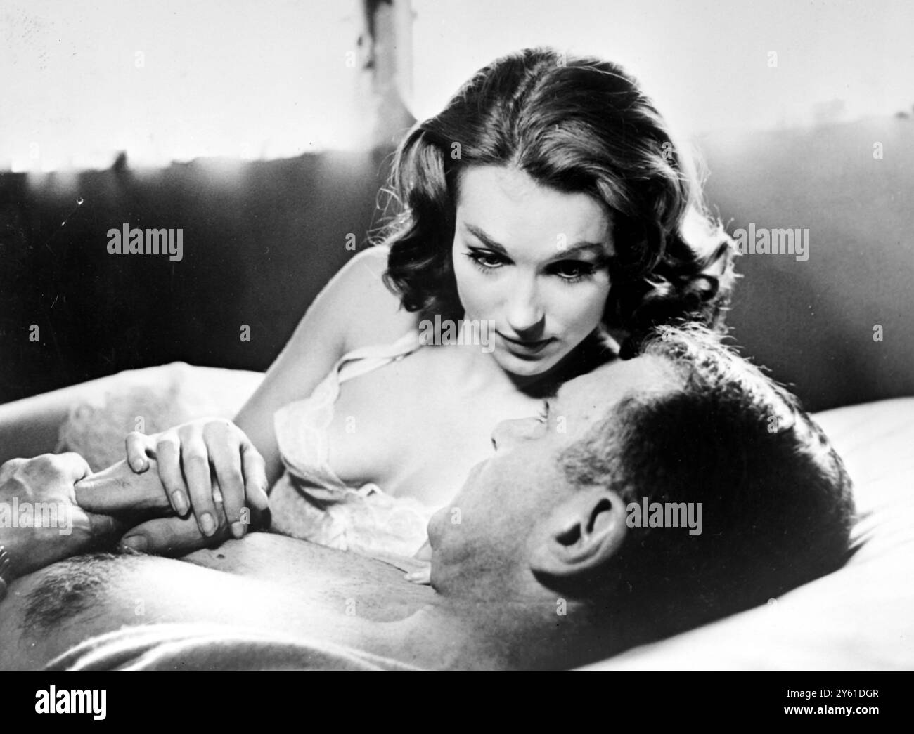 L'ACTEUR LAURENCE OLIVIER AVEC SHIRLEY ANNE 13 MAI 1960 Banque D'Images
