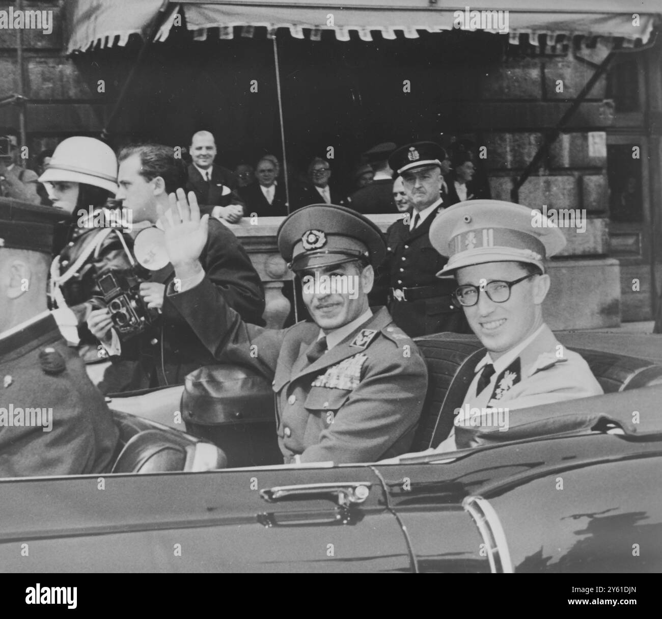 BAUDOUIN KING SHAH DE PERSE VAGUES DE LA VOITURE 13 MAI 1960 Banque D'Images