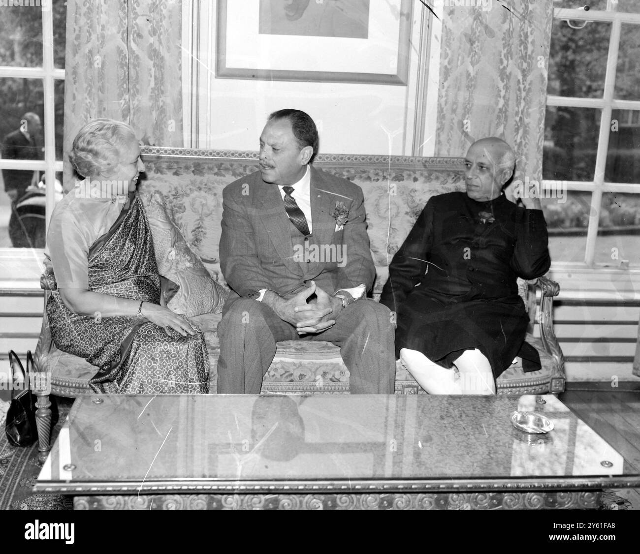 LE MARÉCHAL AYUB KHAN DISCUTE AVEC JAWAHARLAL NEHRU ET MME VIJAYA PANDIT LE 4 MAI 1960 Banque D'Images