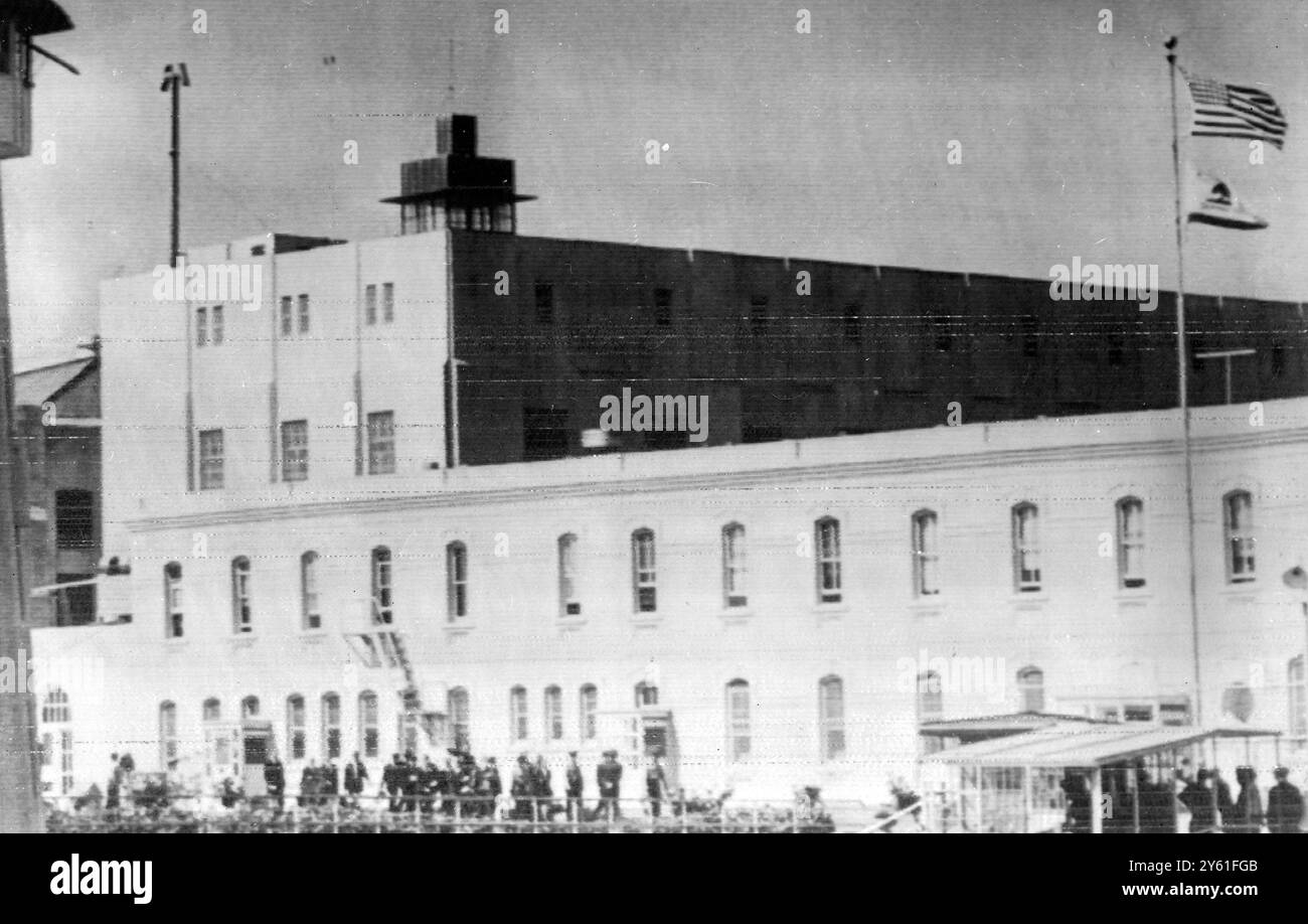 TÉMOINS OFFICIELS QUITTANT LA CHAMBRE À GAZ DE LA PRISON DE SAN QUENTIN SUITE À L'EXÉCUTION DE CARYL CHESSMAN LE 2 MAI 1960 Banque D'Images