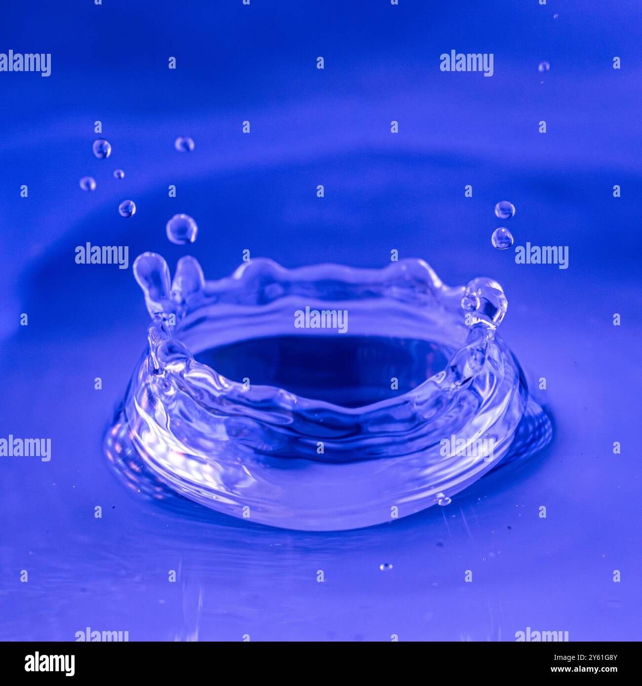 photographie minimaliste, d’une goutte d’eau, d’un éclaboussure, d’une vague se répandant à la surface de l’eau, image inspirant tranquillité, méditation, calme Banque D'Images