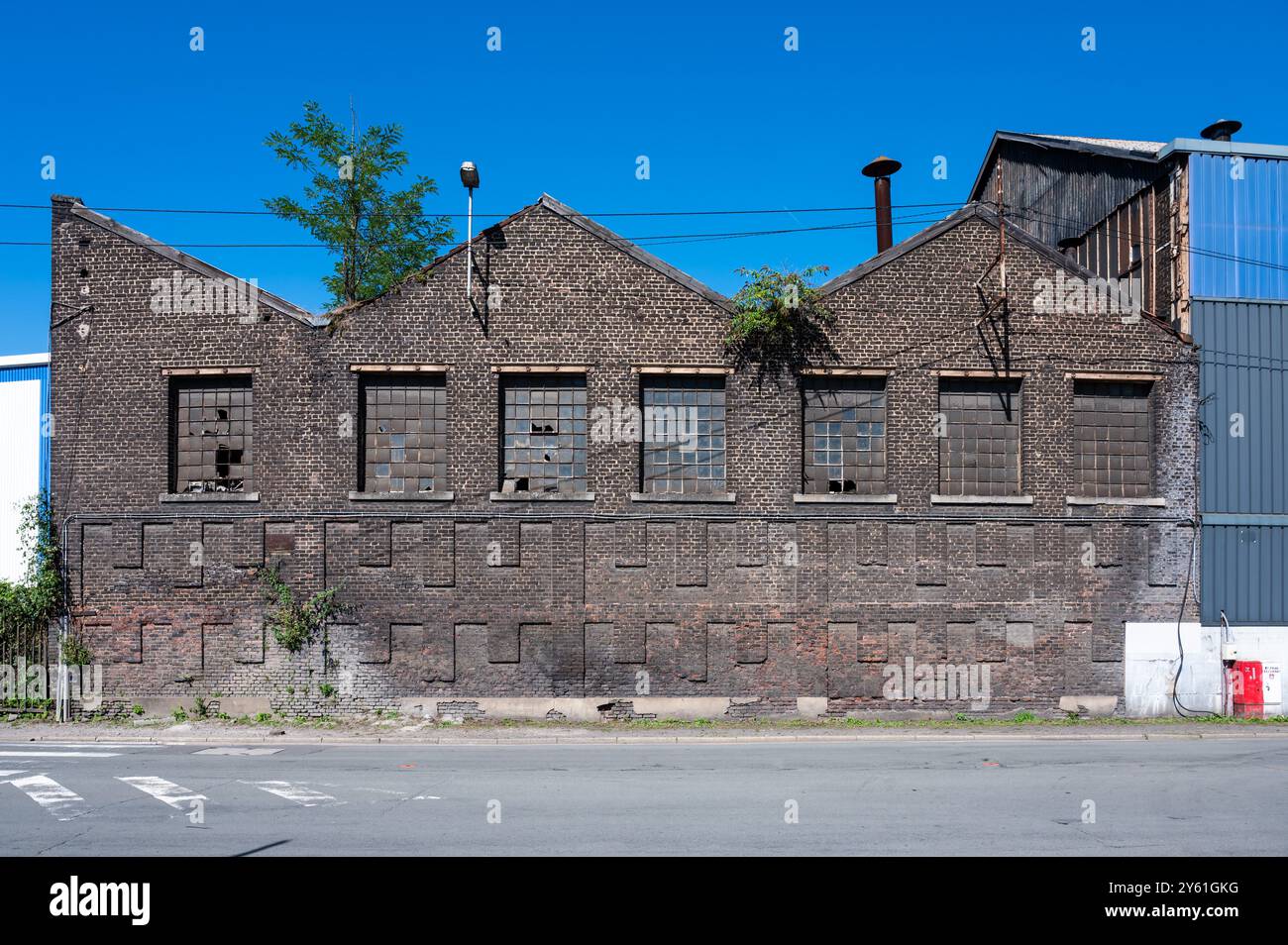 Liège, Belgique, 10 août 2024 - bâtiment industriel abandonné en briques Banque D'Images