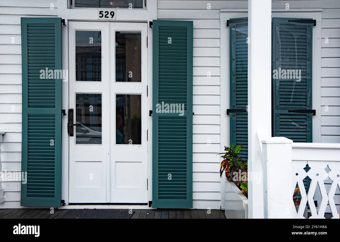 Porte avec volets Hurricane sur une maison dans la vieille ville, Key West, Floride, États-Unis Banque D'Images