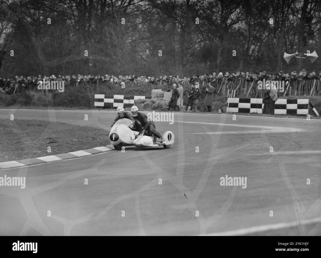 LES MARQUES DE MOTOCYCLISME ÉCOUTILLENT L'ÉVÉNEMENT HARRIS CAMPBELL 16 AVRIL 1960 Banque D'Images