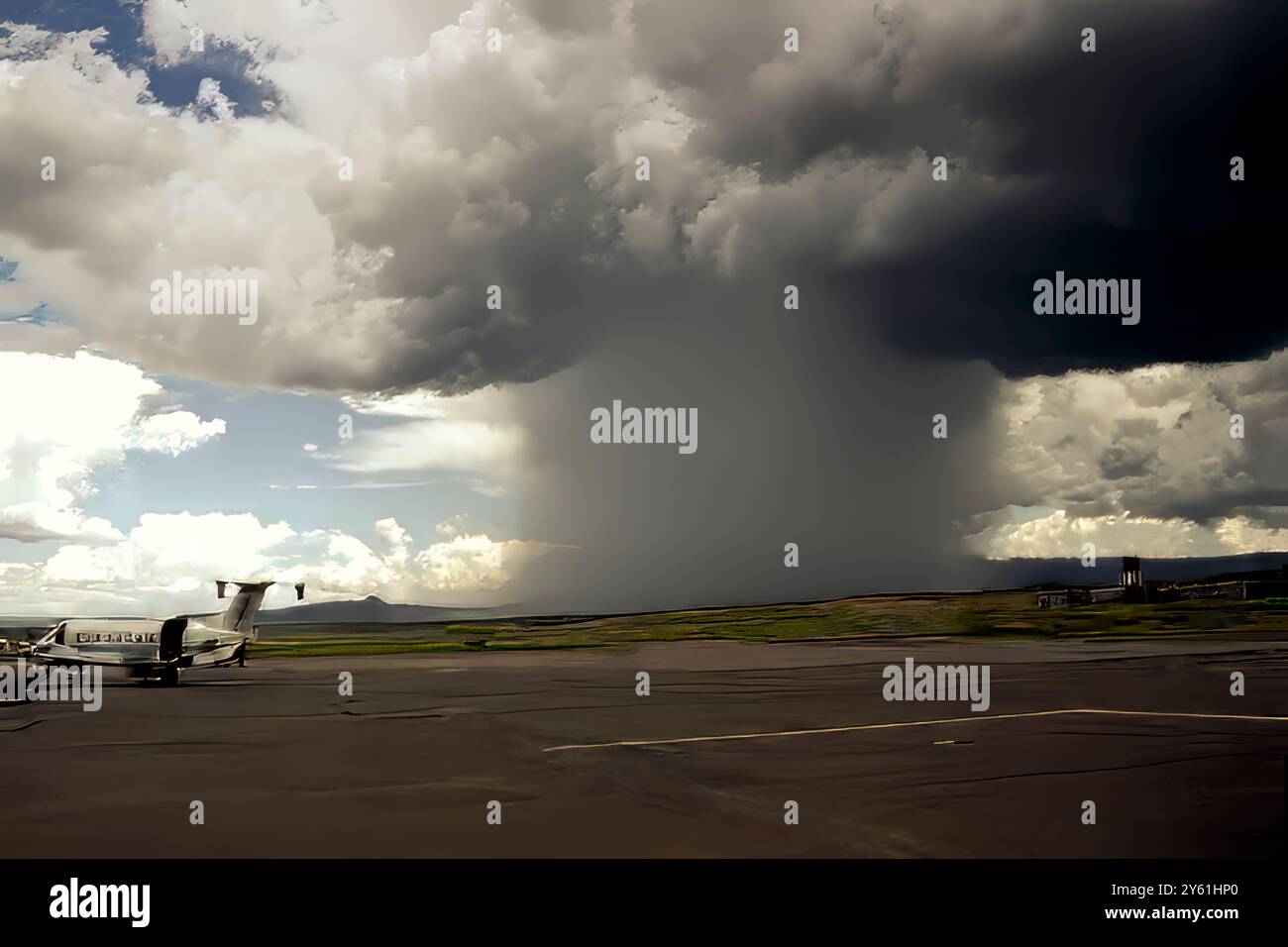 Un Microburst dramatique et dangereux jaillit d'un violent orage de mousson sur l'aéroport de Prescott en Arizona USA ressemblant à une explosion nucléaire Banque D'Images