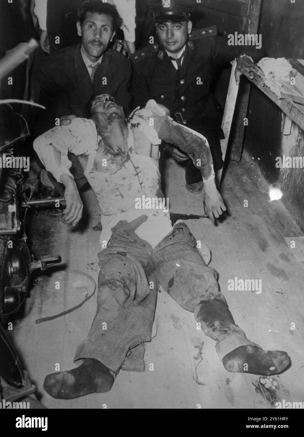 POLICE AVEC LE CORPS D'UN CONDAMNÉ ÉVADÉ ABATTU - MAHMOUD AMIN, LE CAIRE 13 AVRIL 1960 Banque D'Images