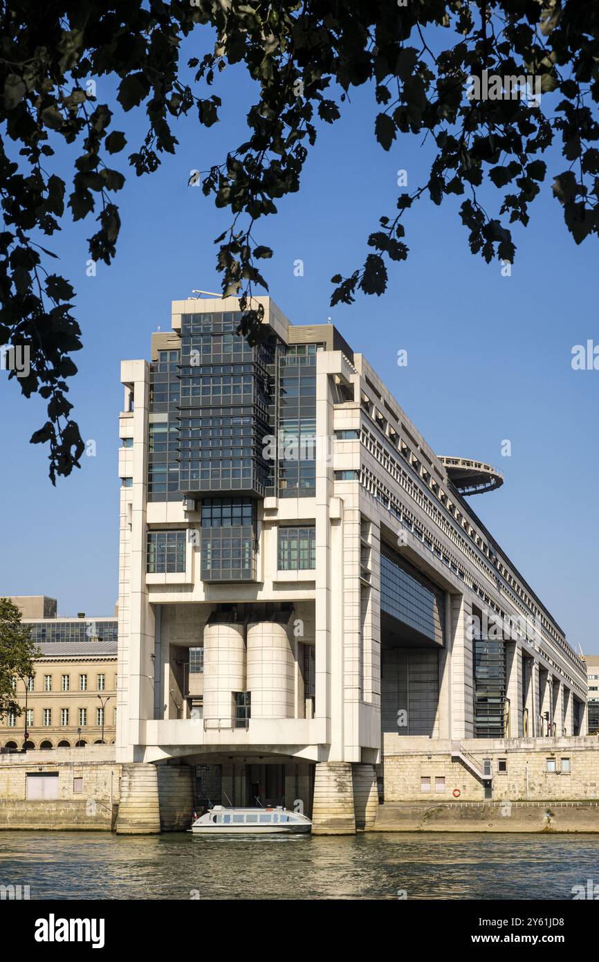 FRANCE. PARIS (75) (12ÈME ARRONDISSEMENT) LE MINISTÈRE DE L'ECONOMIE ET DES FINANCES, DANS LE QUARTIER DE BERCY (ICI : LE BÂTIMENT COLBERT). ARCHITECTE : PAUL CHEMETOV Banque D'Images