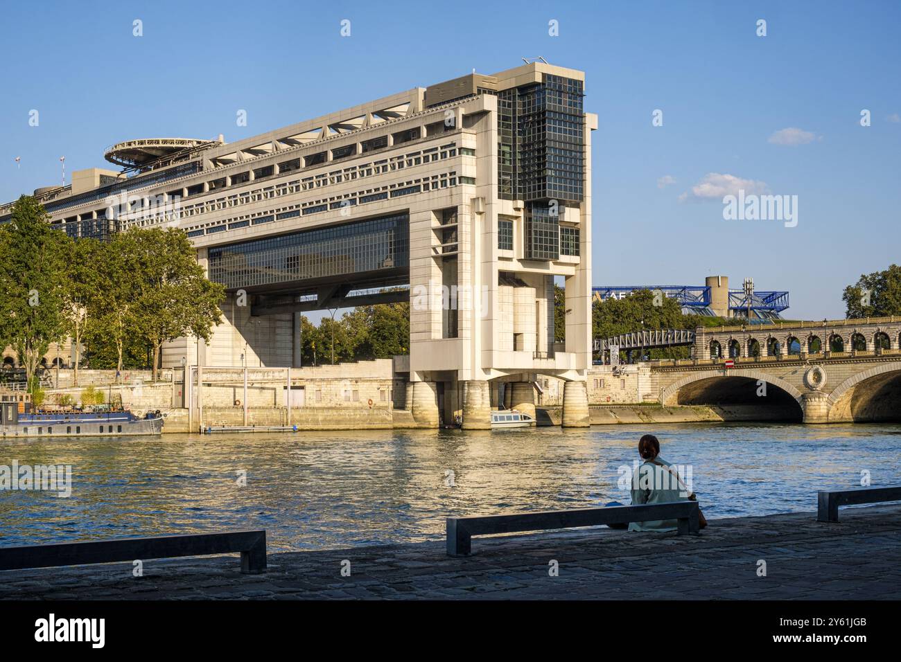 FRANCE. PARIS (75) (12ÈME ARRONDISSEMENT) LE MINISTÈRE DE L'ECONOMIE ET DES FINANCES, DANS LE QUARTIER DE BERCY (ICI : LE BÂTIMENT COLBERT). ARCHITECTE : PAUL CHEMETOV Banque D'Images