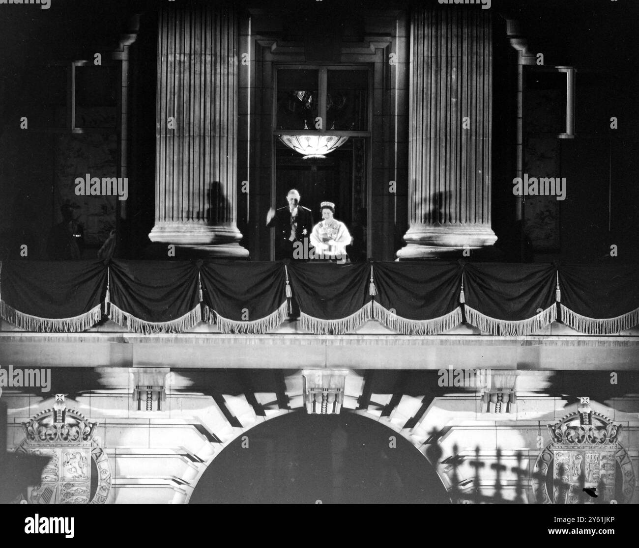 GÉNÉRAL CHARLES DE GAULLE AU PALAIS DE BUCKINGHAM AVEC LA REINE ELIZABETH II / 5 AVRIL 1960 Banque D'Images