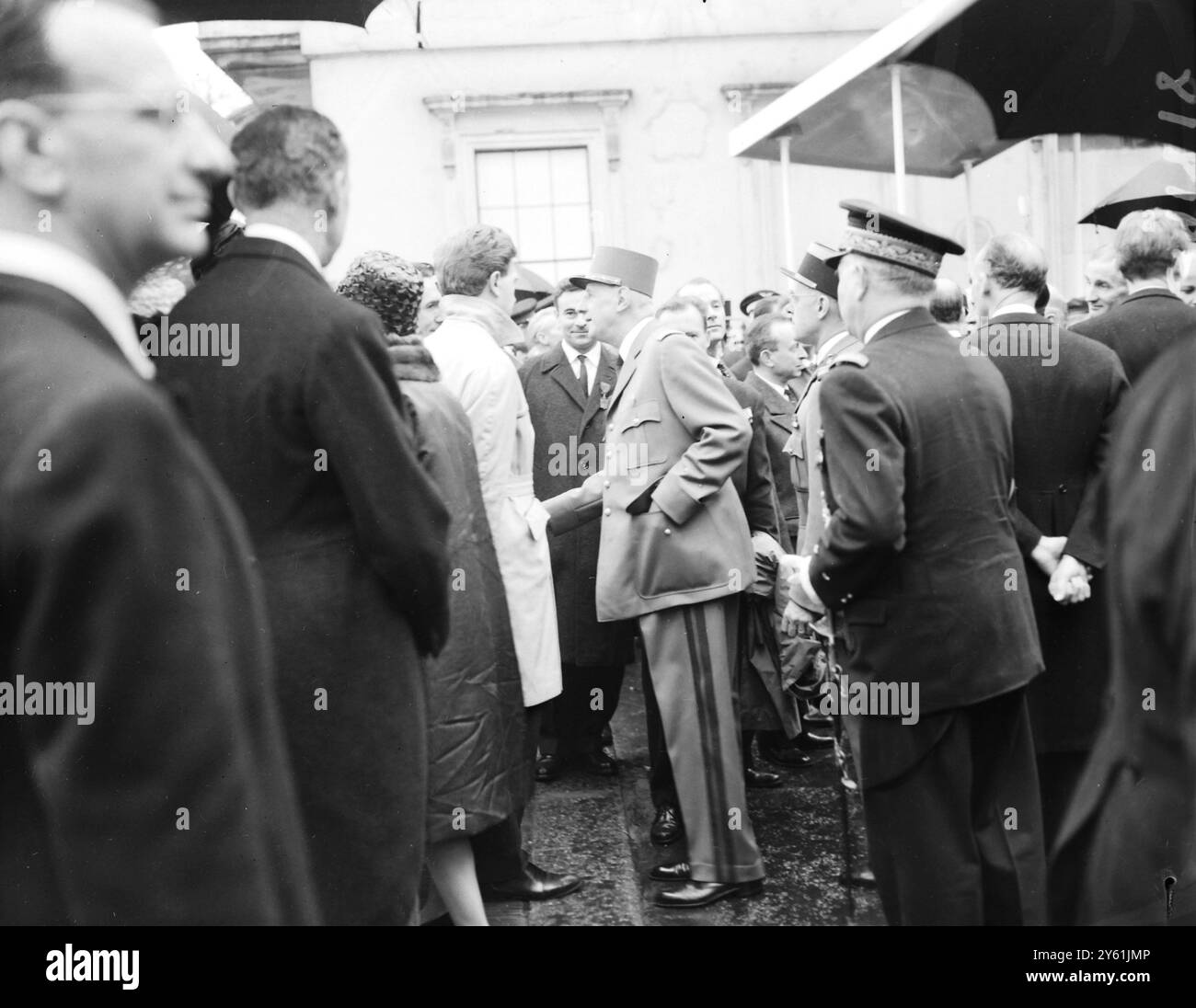 LE PRÉSIDENT FRANÇAIS, LE GÉNÉRAL CHARLES DE GAULLE, RENCONTRE LES FORCES FRANÇAISES LIBRES VETS / 6 AVRIL 1960 Banque D'Images