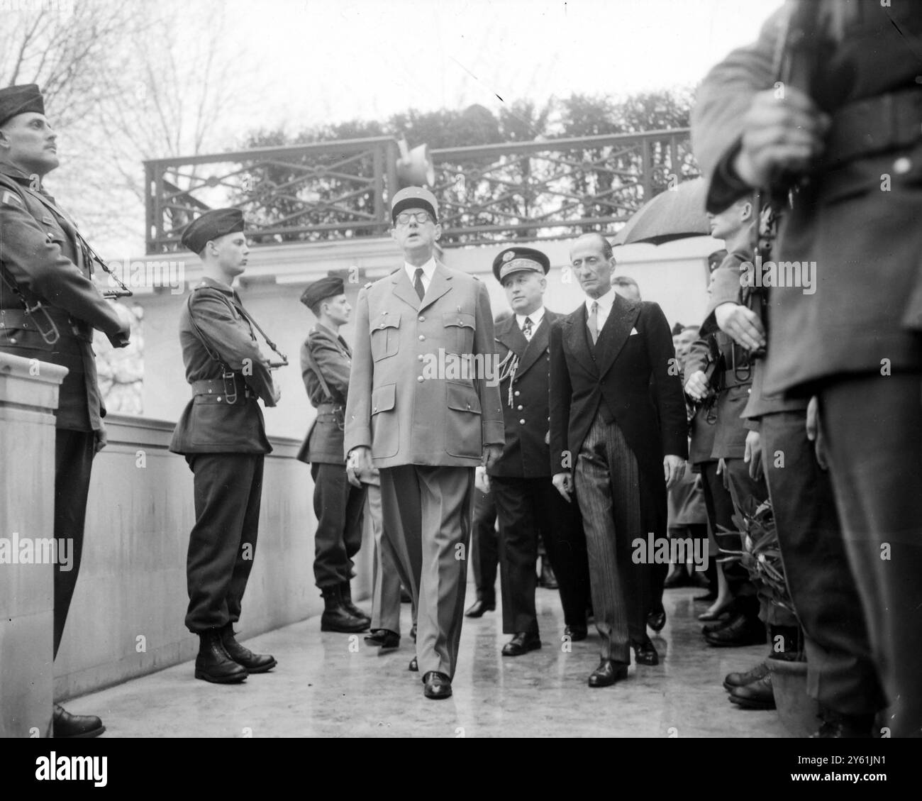 LE PRÉSIDENT GÉNÉRAL CHARLES DE GAULLE AUX JARDINS CARLTON AVEC DES SOLDATS / 6 AVRIL 1960 Banque D'Images