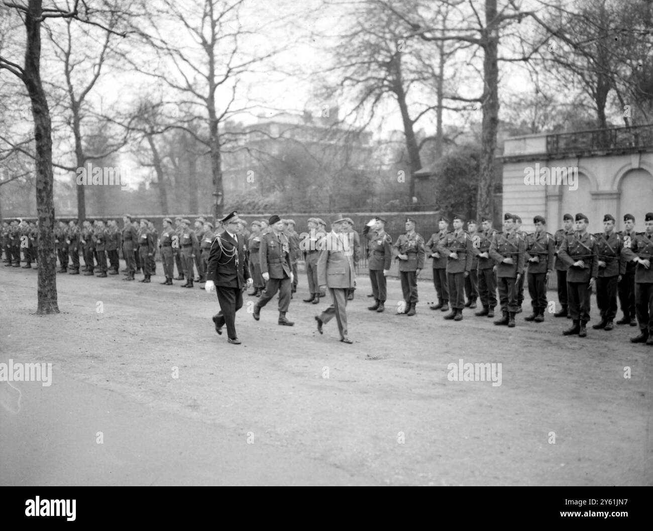 LE PRÉSIDENT GÉNÉRAL CHARLES DE GAULLE INSPECTE LA GARDE D'HONNEUR / 6 AVRIL 1960 Banque D'Images