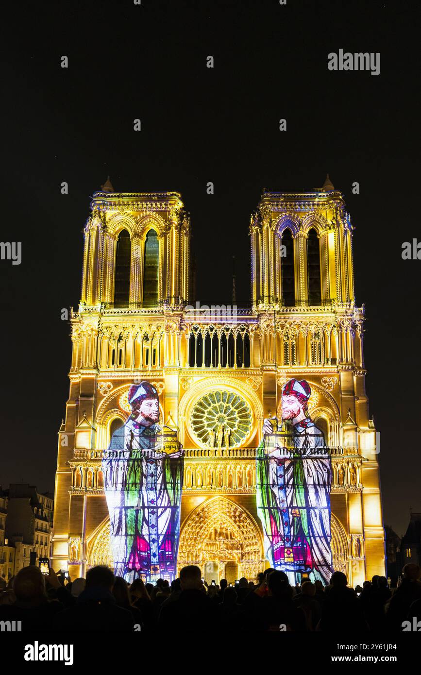 FRANCE. PARIS (75) 4E ARRONDISSEMENT. CATHÉDRALE NOTRE-DAME. DAME DE COEUR, SPECTACLE SON ET LUMIÈRE CRÉÉ PAR BRUNO SEILLIER. FEUX AVANT : NOUVEAUTÉ. PRO Banque D'Images