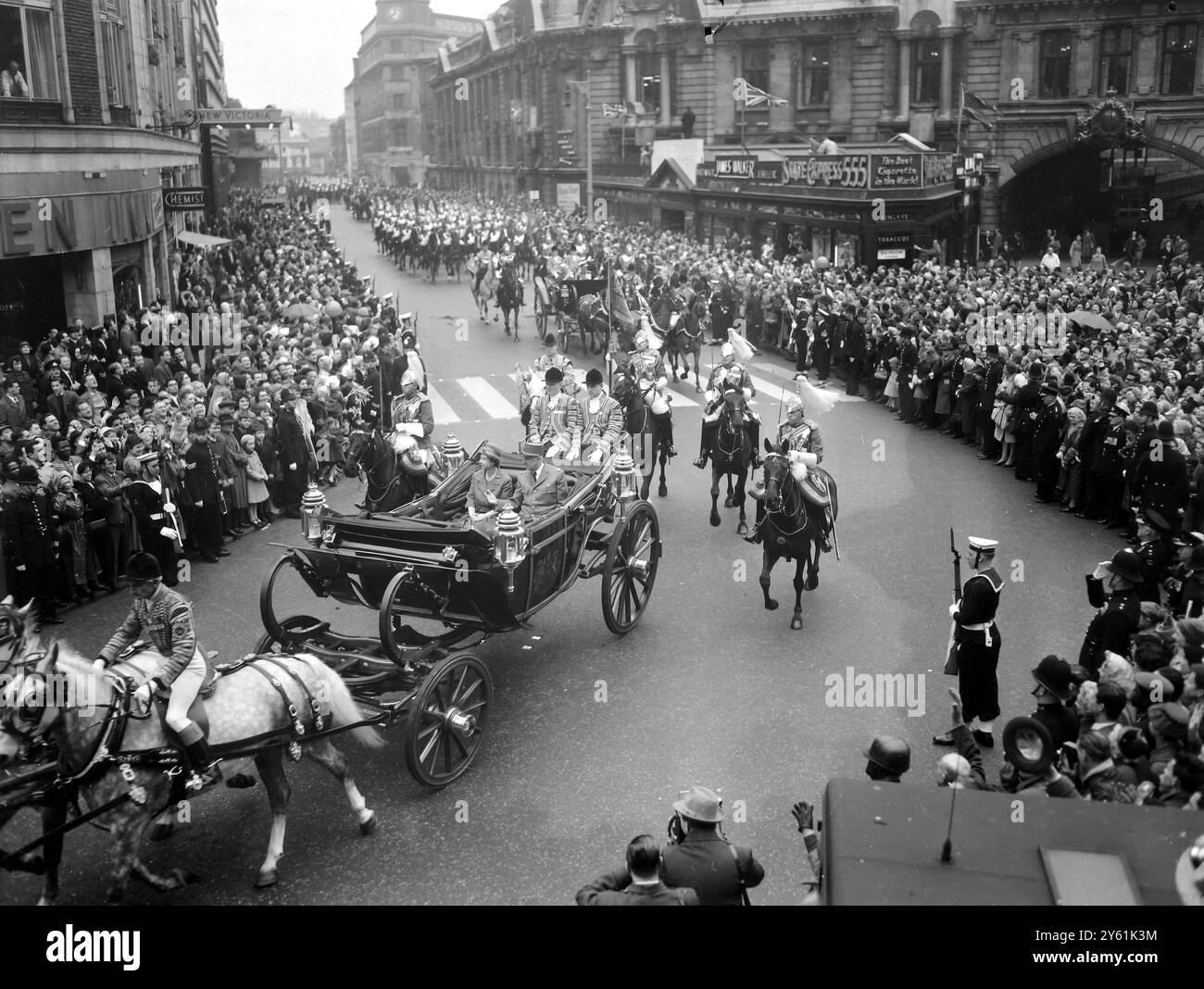LA REINE ELIZABETH II AVEC LE GÉNÉRAL CHARLES DE GAULLE OUVRE LANDAU LONDRES LE 5 AVRIL 1960 Banque D'Images