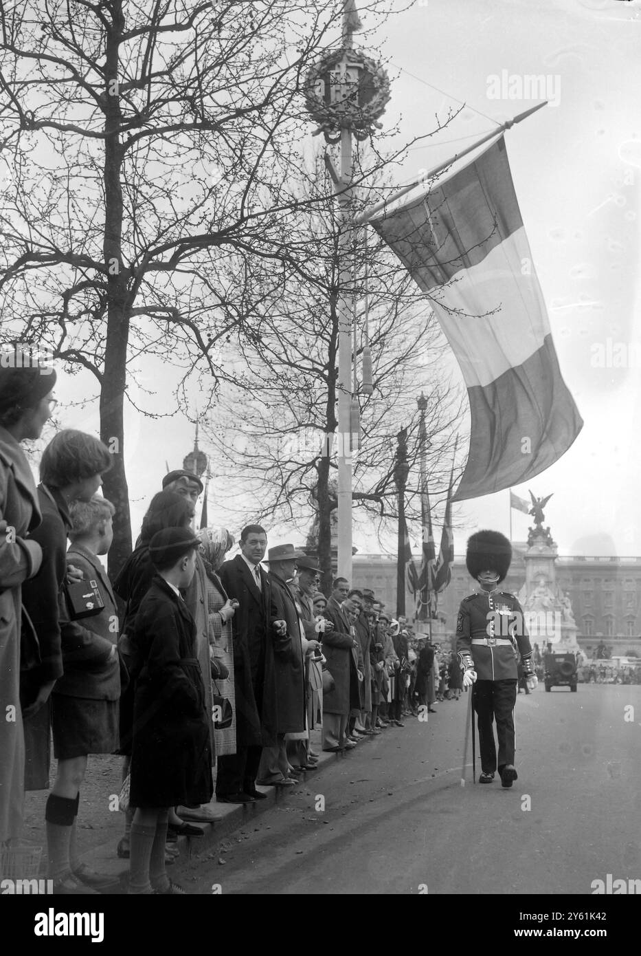LES GARDES DE L'ARMÉE BRITANNIQUE MARCHENT LE LONG DE MALL LORS DE LA VISITE DU GÉNÉRAL CHARLES DE GAULLE LE 5 AVRIL 1960 Banque D'Images