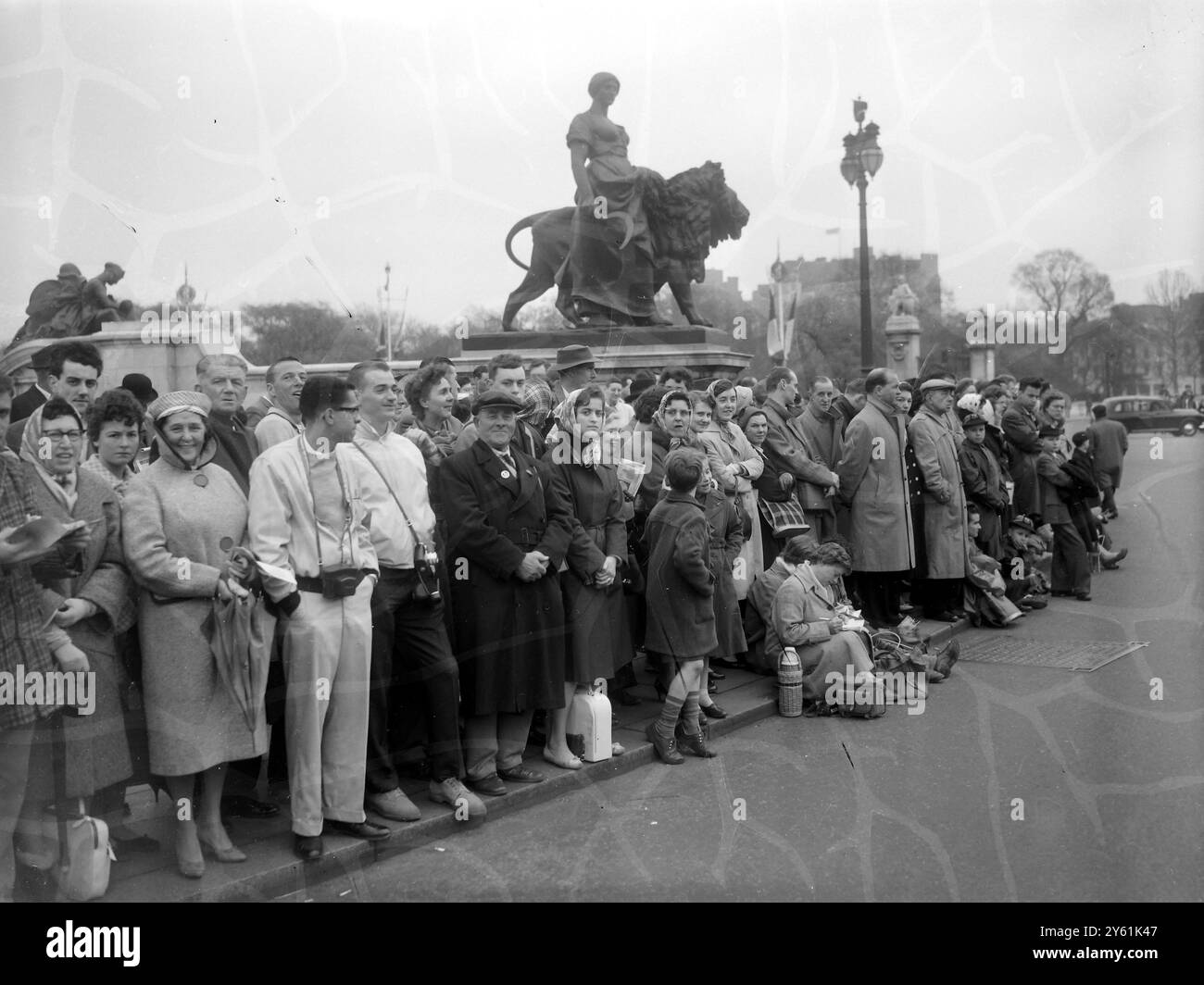 FOULES SUR LA PLACE TRAFALGAR LORS DE LA VISITE DU PRÉSIDENT GÉNÉRAL CHARLES DE GAULLE LE 5 AVRIL 1960 Banque D'Images
