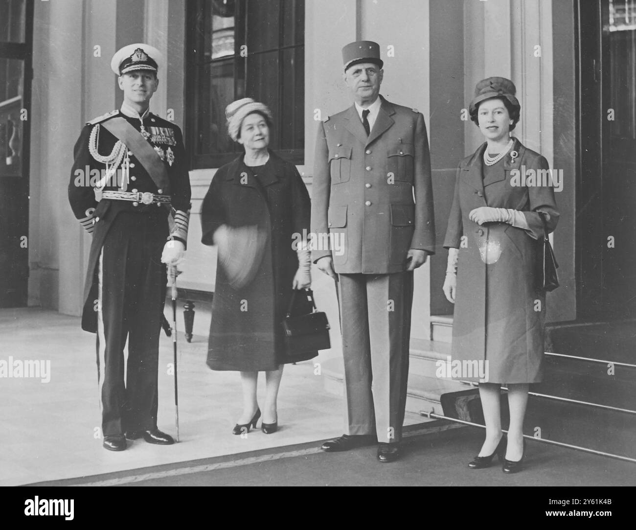 LA REINE ÉLISABETH II AVEC LE GÉNÉRAL CHARLES DE GAULLE ET MADAME DE GAULLE ET LE DUC D'ÉDIMBOURG ARRIVANT AU PALAIS DE BUCKINGHAM LE 5 AVRIL 1960 Banque D'Images