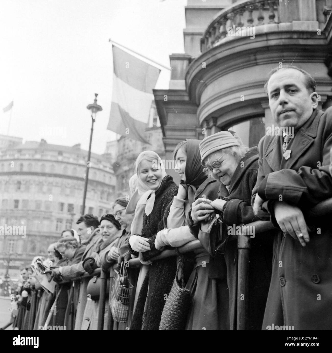 FOULES SUR LA PLACE TRAFALGAR LORS DE LA VISITE DU PRÉSIDENT GÉNÉRAL CHARLES DE GAULLE LE 5 AVRIL 1960 Banque D'Images