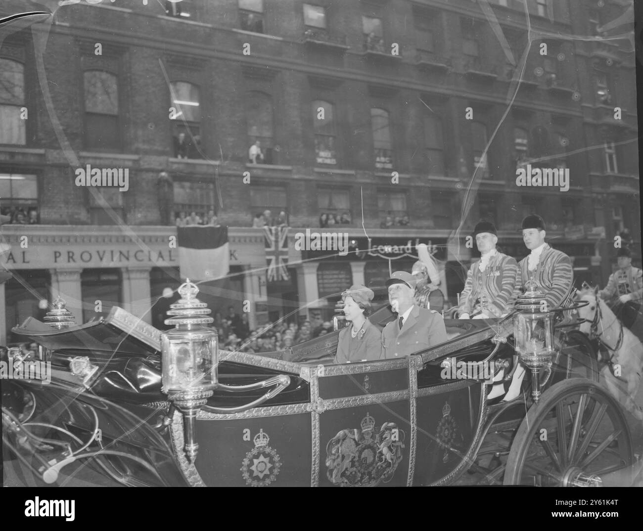 LA REINE ELIZABETH II AVEC LE GÉNÉRAL CHARLES DE GAULLE OUVRE LANDAU LONDRES LE 5 AVRIL 1960 Banque D'Images
