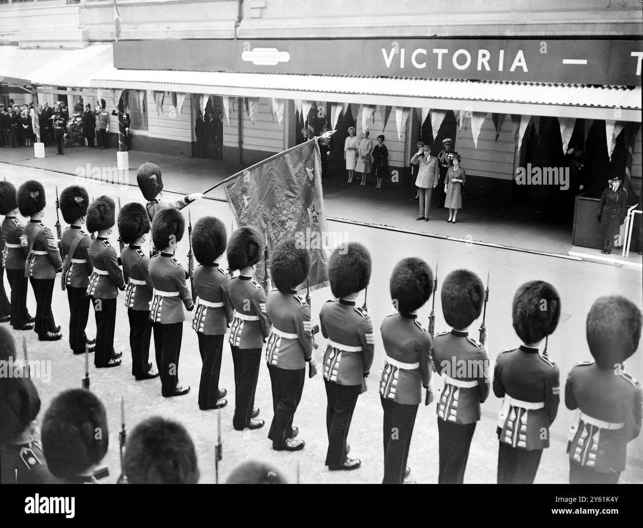 LA REINE ELIZABETH II AVEC LE GÉNÉRAL CHARLES DE GAULLE SURVEILLANT LES GARDES À LA GARE VICTORIA À LONDRES LE 5 AVRIL 1960 Banque D'Images