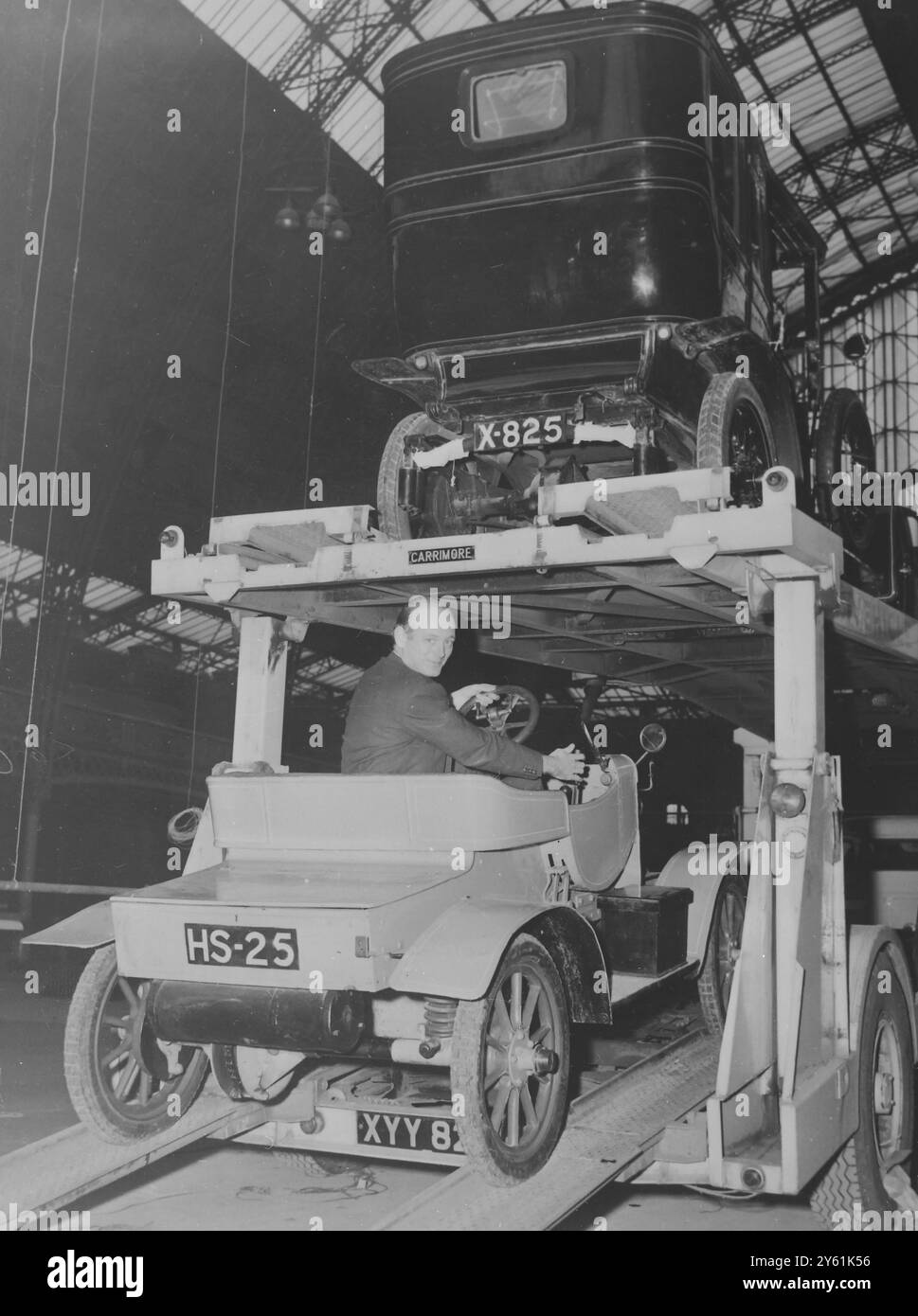 VOITURES AUTOMOBILES VOITURES ANCIENNES DU HAMPSHIRE MUSEUM - LORD MONTAGUE DRIVING 4 AVRIL 1960 Banque D'Images