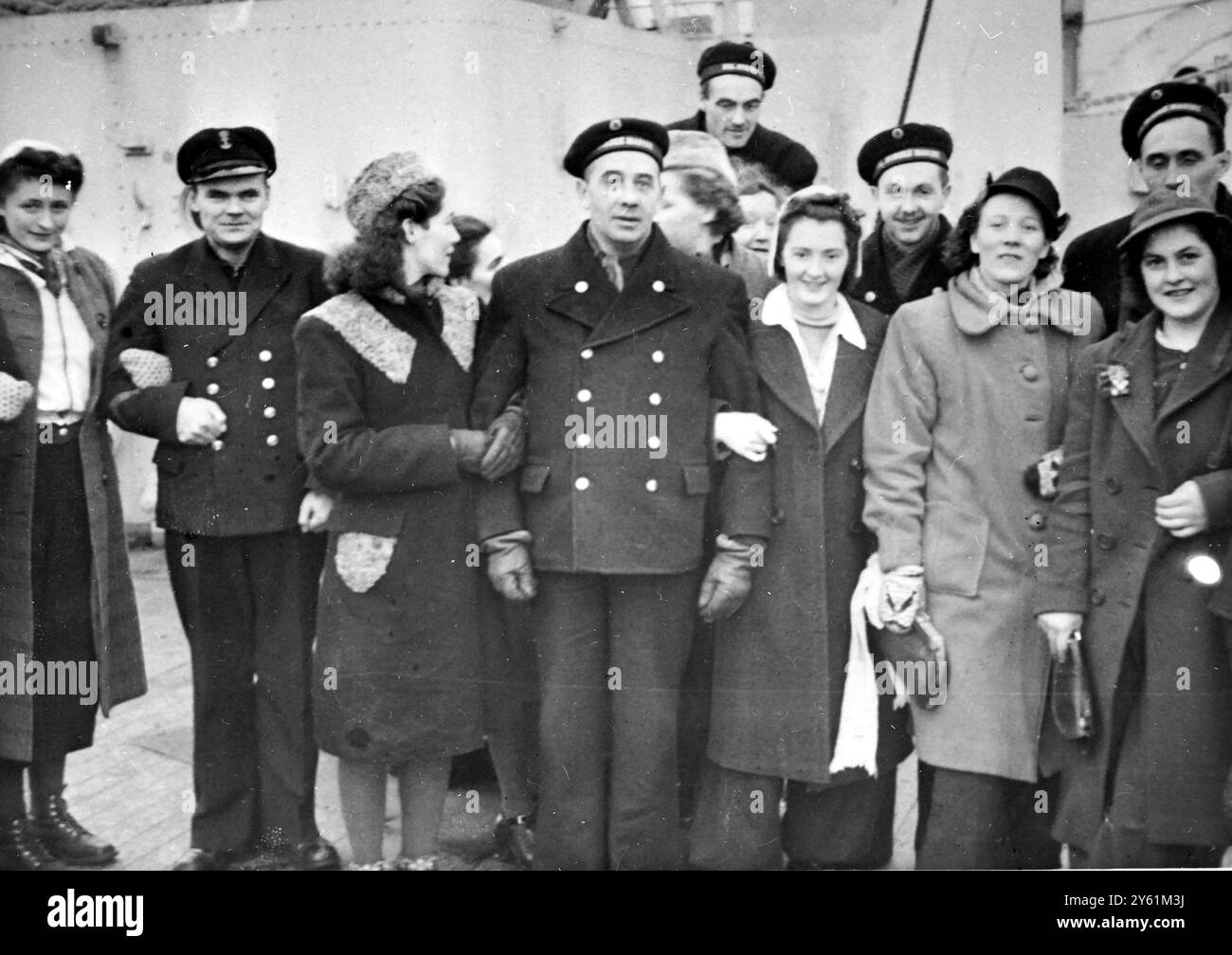 MARINS NORVÉGIENS ET RECRUES FÉMININES RETOURNANT SUR UN NAVIRE EN ANGLETERRE. 25 MARS 1960 Banque D'Images MARINS NORVÉGIENS ET RECRUES FÉMININES RETOURNANT SUR UN NAVIRE EN ANGLETERRE. 25 MARS 1960 Banque D'Images