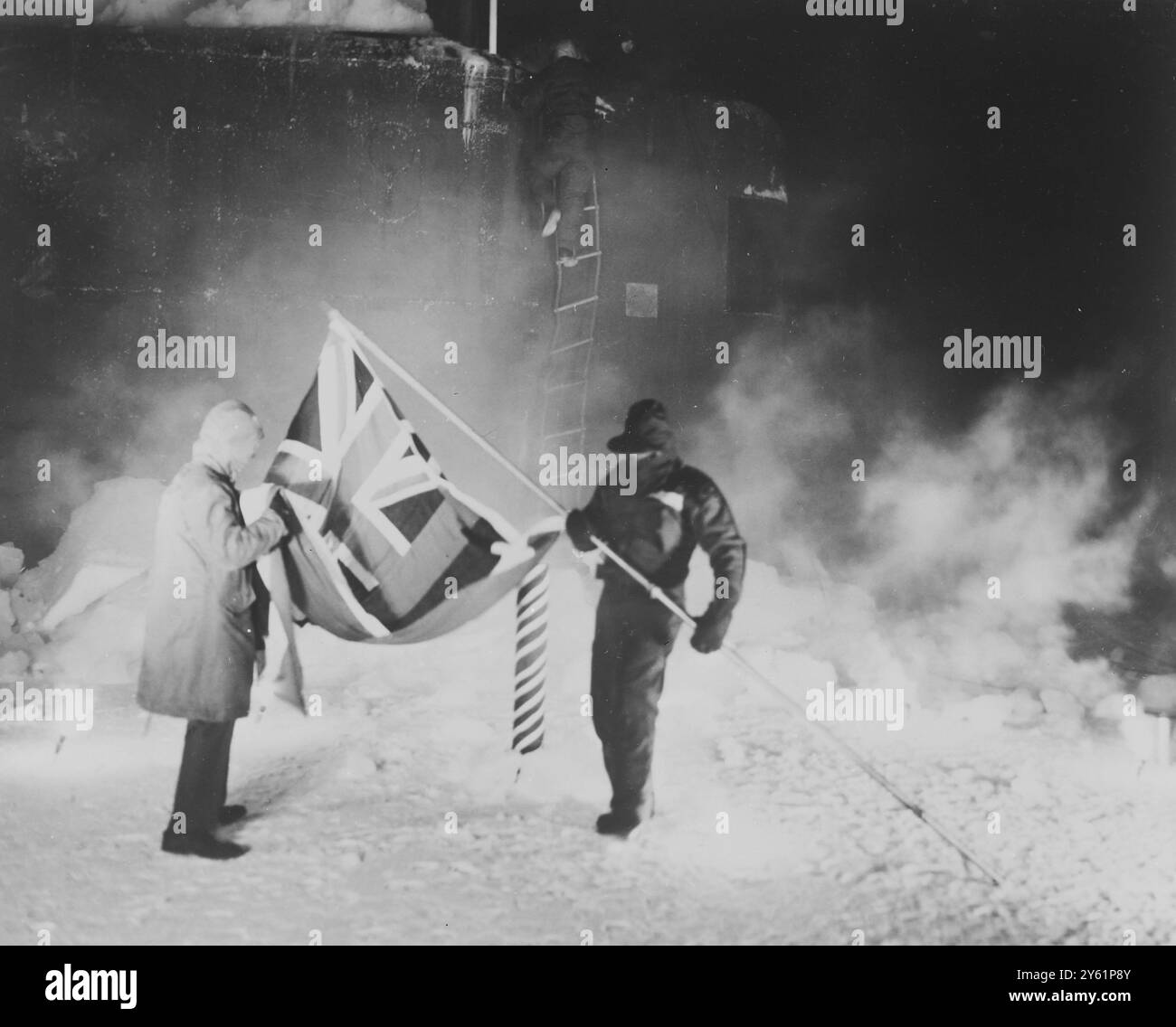 DRAPEAUX DRAPEAU LEVÉ ALORS QUE L'USS SARGO FAIT SURFACE AU PÔLE NORD LE 3 MARS 1960 Banque D'Images DRAPEAUX DRAPEAU LEVÉ ALORS QUE L'USS SARGO FAIT SURFACE AU PÔLE NORD LE 3 MARS 1960 Banque D'Images