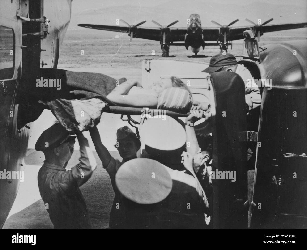 TREMBLEMENT DE TERRE AGADIR SURVIVANTS ARRIVÉE KENITRA 4 MARS 1960 Banque D'Images