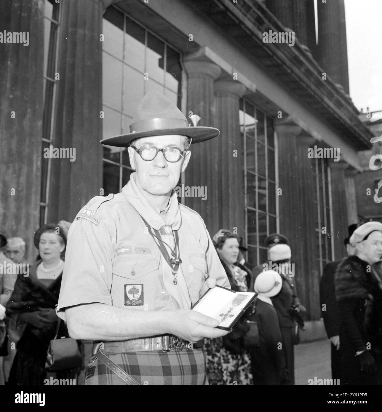 OBE POUR LE CHEF SCOUT DOUGLAS M MCLACHLAN 1ER MARS 1960 Banque D'Images
