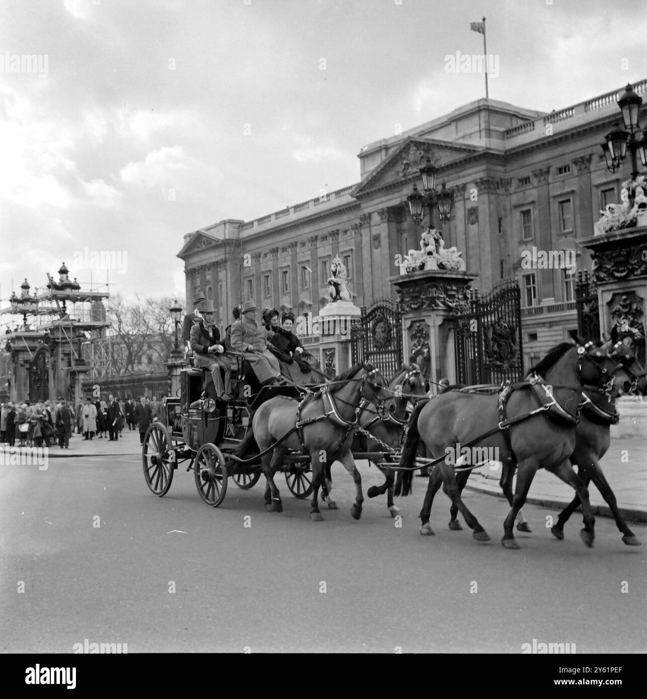 BUCKINGHAM PAL ROYAL MAIL COACHES PASSANT À LONDRES LE 1ER MARS 1960 Banque D'Images