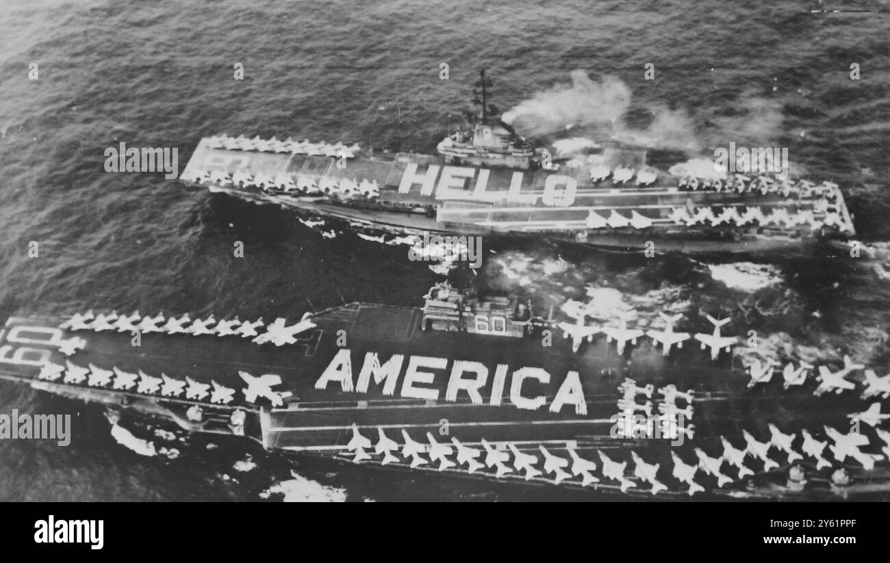 LES ÉQUIPAGES DES PORTE-AVIONS USS ESSEX ET USS SARATOGA DE LA MARINE AMÉRICAINE ÉCRIVENT « HELLO AMERICA » SUR LEUR PONT LE 28 FÉVRIER 1960 Banque D'Images