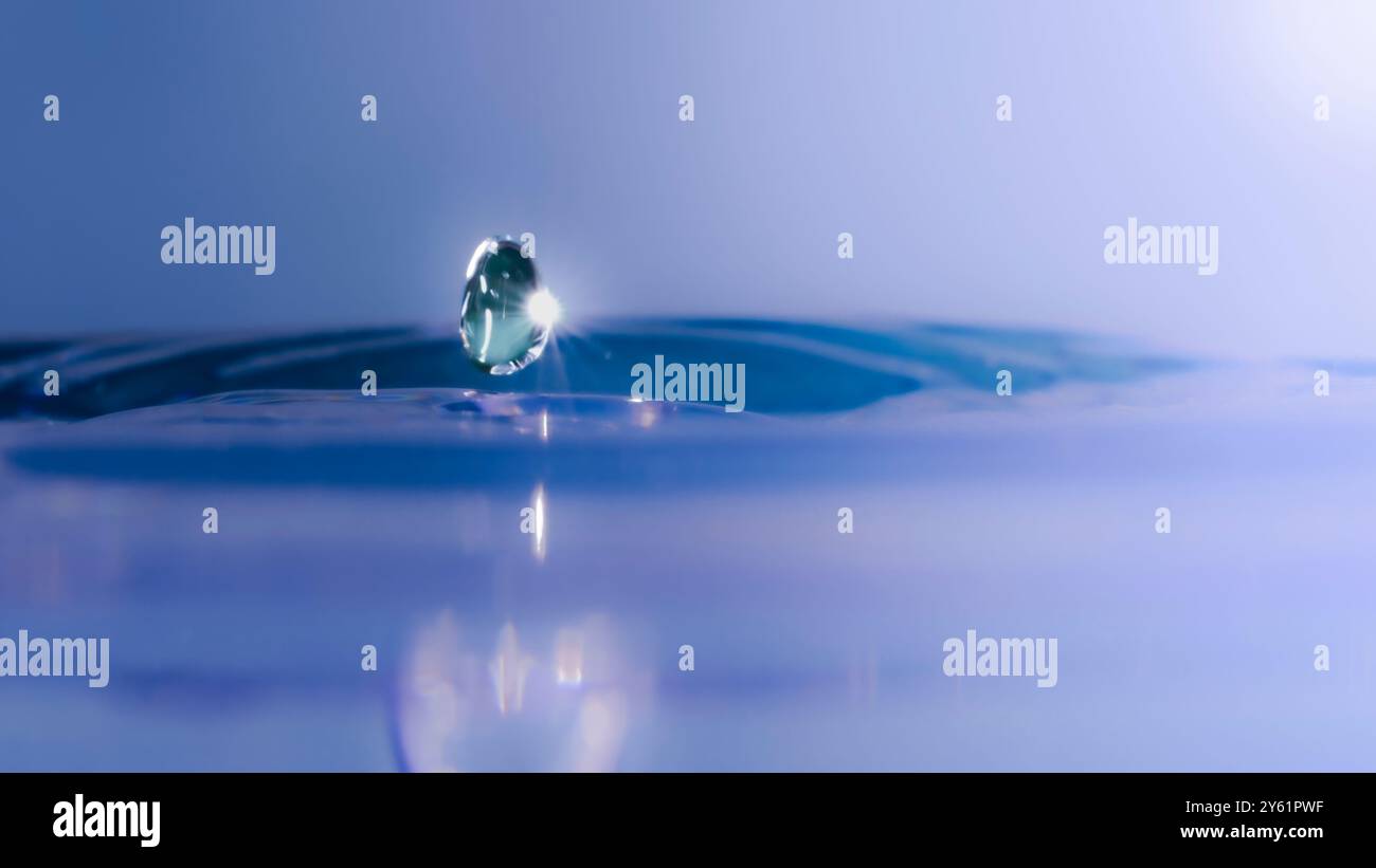 photographie minimaliste, d’une goutte d’eau, d’un éclaboussure, d’une vague se répandant à la surface de l’eau, image inspirant tranquillité, méditation, calme Banque D'Images