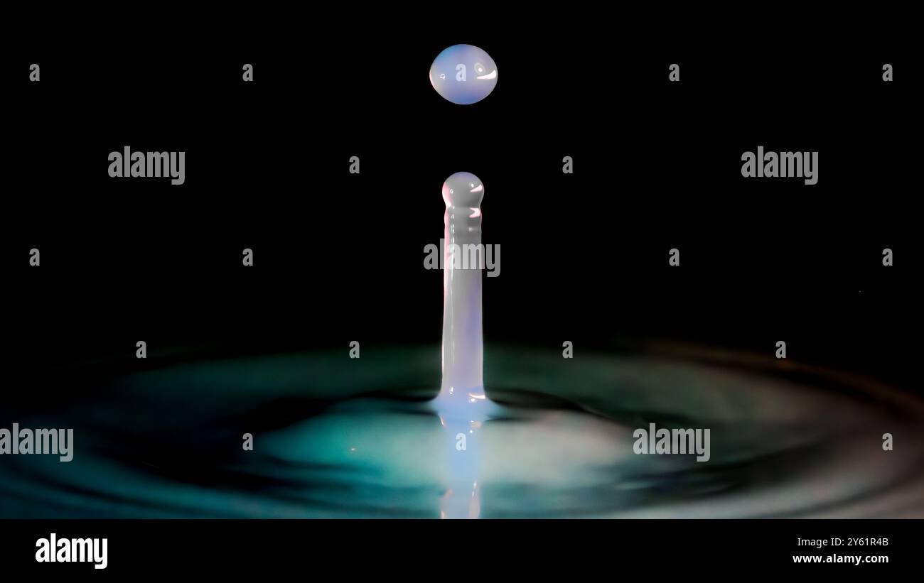 photographie minimaliste, d’une goutte d’eau, d’un éclaboussure, d’une vague se répandant à la surface de l’eau, image inspirant tranquillité, méditation, calme Banque D'Images