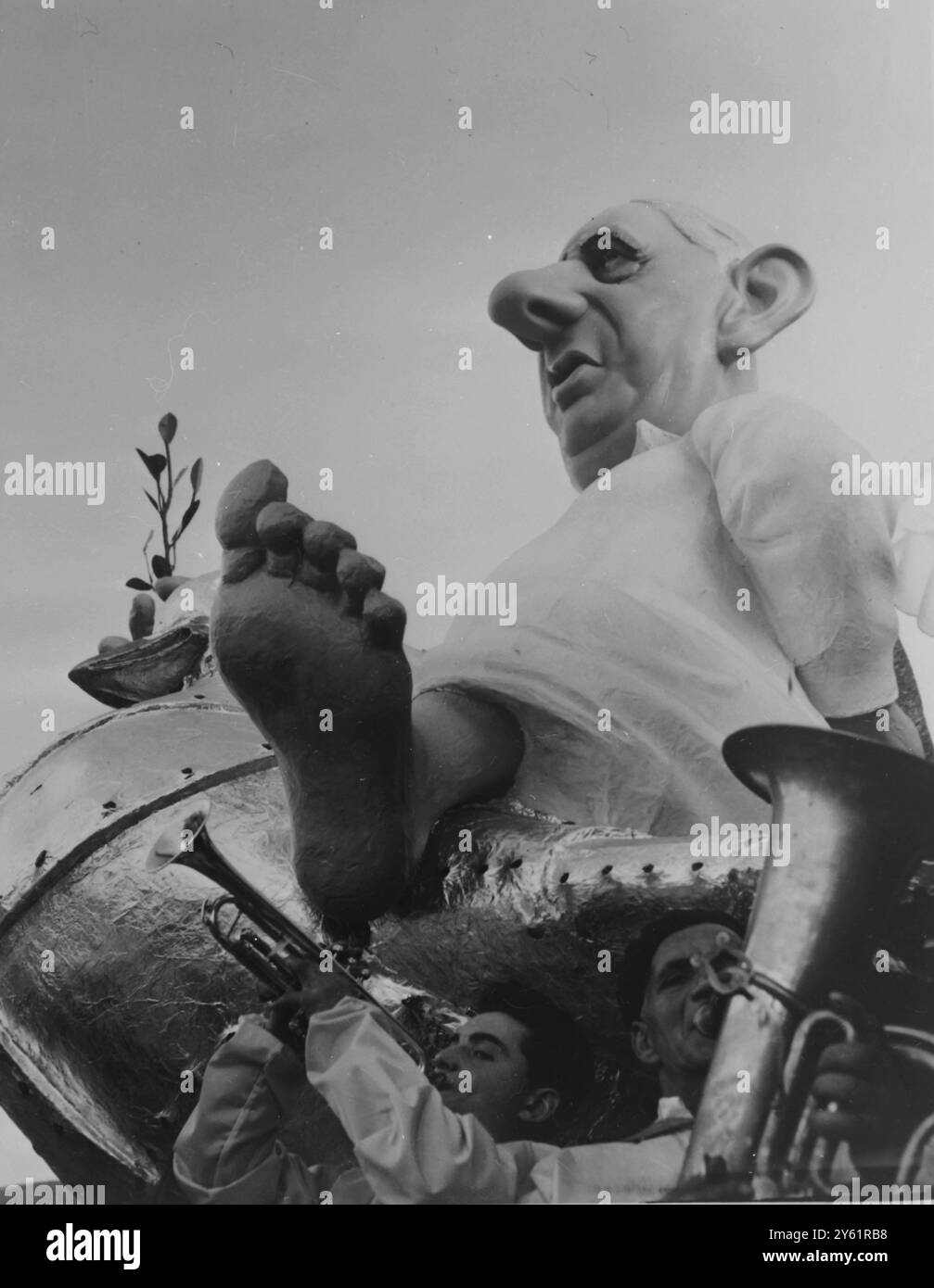 CARICATURE CHARLES DE GAULLE CHEVAUCHANT UNE COLOMBE BLINDÉE DE LA PAIX AVEC UNE BRANCHE DE LA PAIX DANS UNE MAIN UNE BOMBE H CACHÉE DANS L'OTHERIN CE DÉFILÉ DE CARNAVAL EN ITALIE 23 FÉVRIER 1960 Banque D'Images CARICATURE CHARLES DE GAULLE CHEVAUCHANT UNE COLOMBE BLINDÉE DE LA PAIX AVEC UNE BRANCHE DE LA PAIX DANS UNE MAIN UNE BOMBE H CACHÉE DANS L'OTHERIN CE DÉFILÉ DE CARNAVAL EN ITALIE 23 FÉVRIER 1960 Banque D'Images