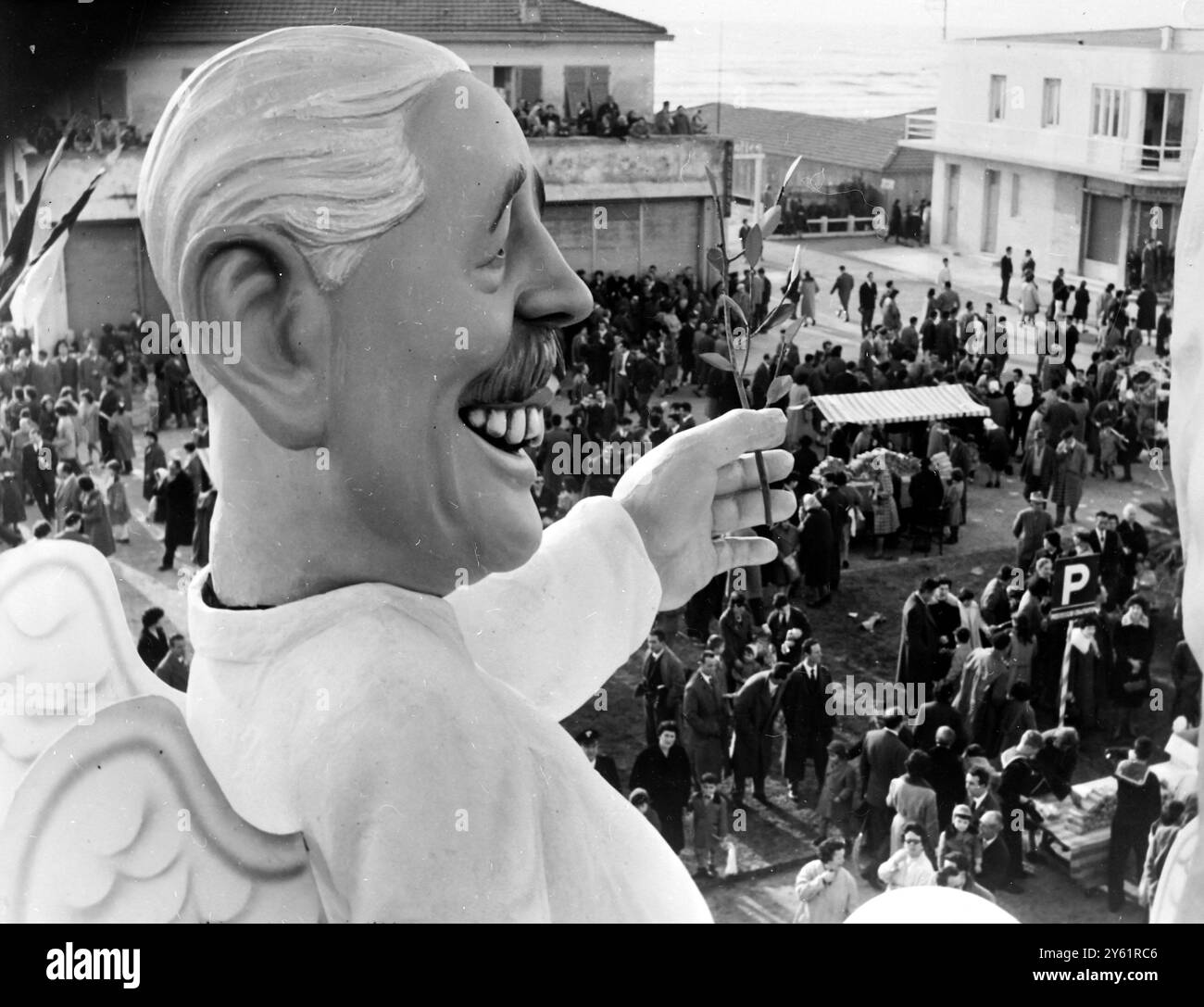 CARICATURE HAROLD MACMILLAN CHEVAUCHANT UNE COLOMBE BLINDÉE DE LA PAIX AVEC UNE BRANCHE DE LA PAIX DANS UNE MAIN ET UNE BOMBE H CACHÉE DANS L'AUTRE , DANS CE DÉFILÉ DE CARNAVAL EN ITALIE - 23 FÉVRIER 1960 Banque D'Images CARICATURE HAROLD MACMILLAN CHEVAUCHANT UNE COLOMBE BLINDÉE DE LA PAIX AVEC UNE BRANCHE DE LA PAIX DANS UNE MAIN ET UNE BOMBE H CACHÉE DANS L'AUTRE , DANS CE DÉFILÉ DE CARNAVAL EN ITALIE - 23 FÉVRIER 1960 Banque D'Images